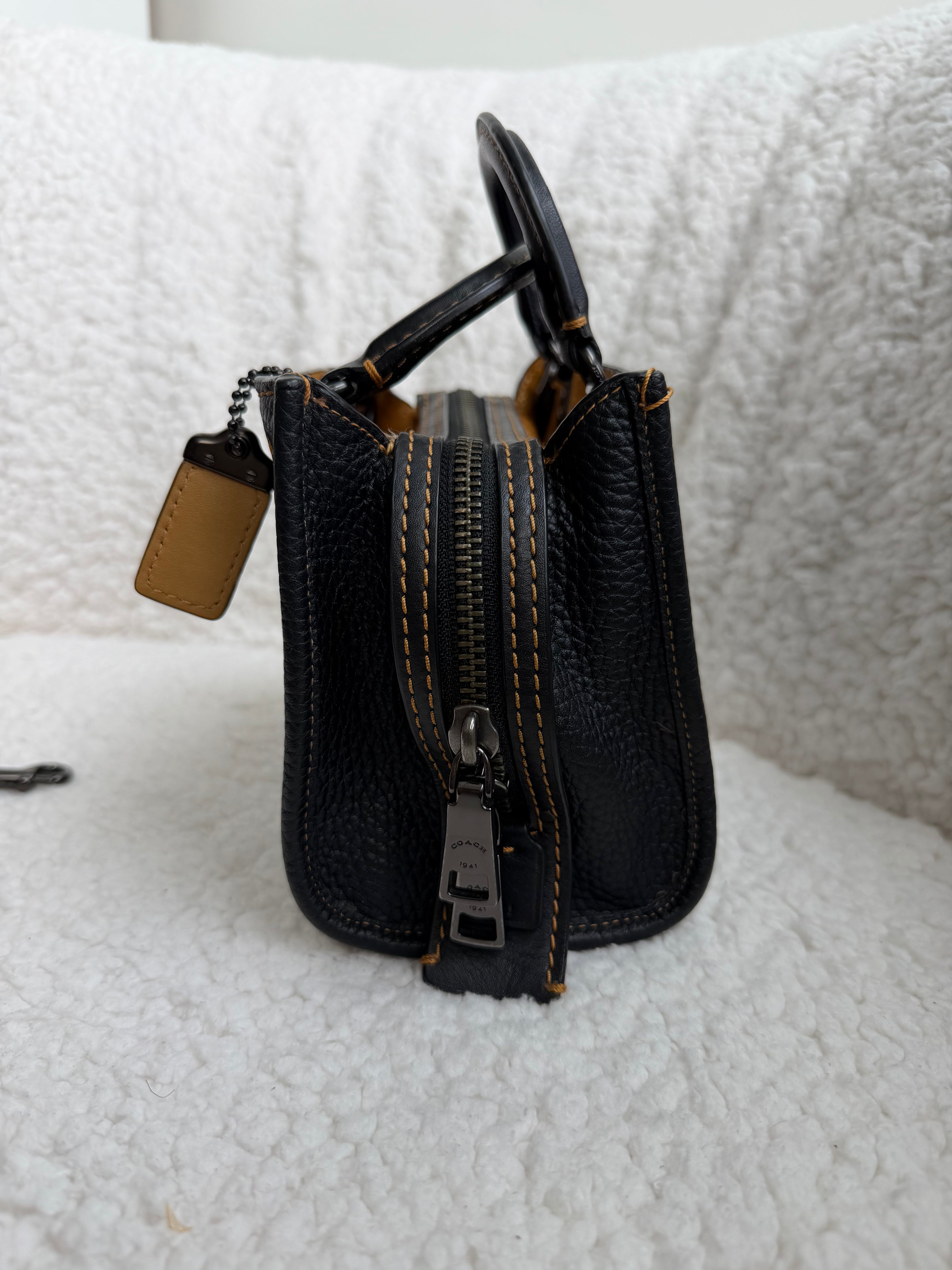 Coach Rogue 17